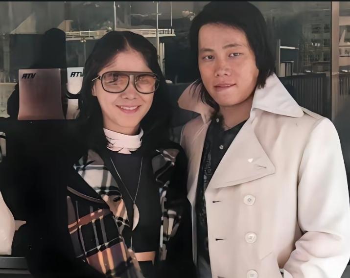 70年代，24岁的梁小龙与女友的一张留影