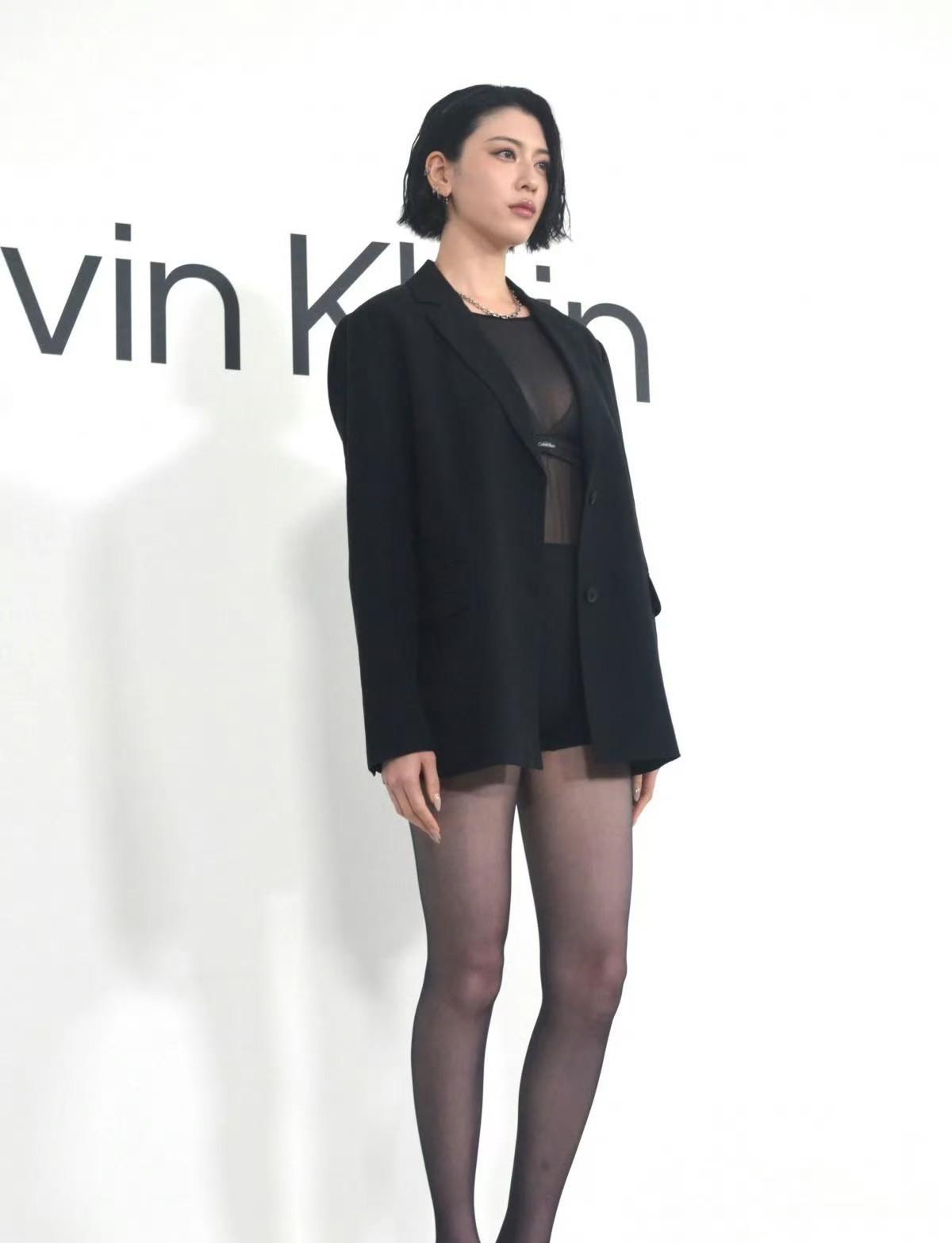 三吉彩花这身黑色look也太绝了吧！全黑造型又A又飒，简直slay全场！修身剪