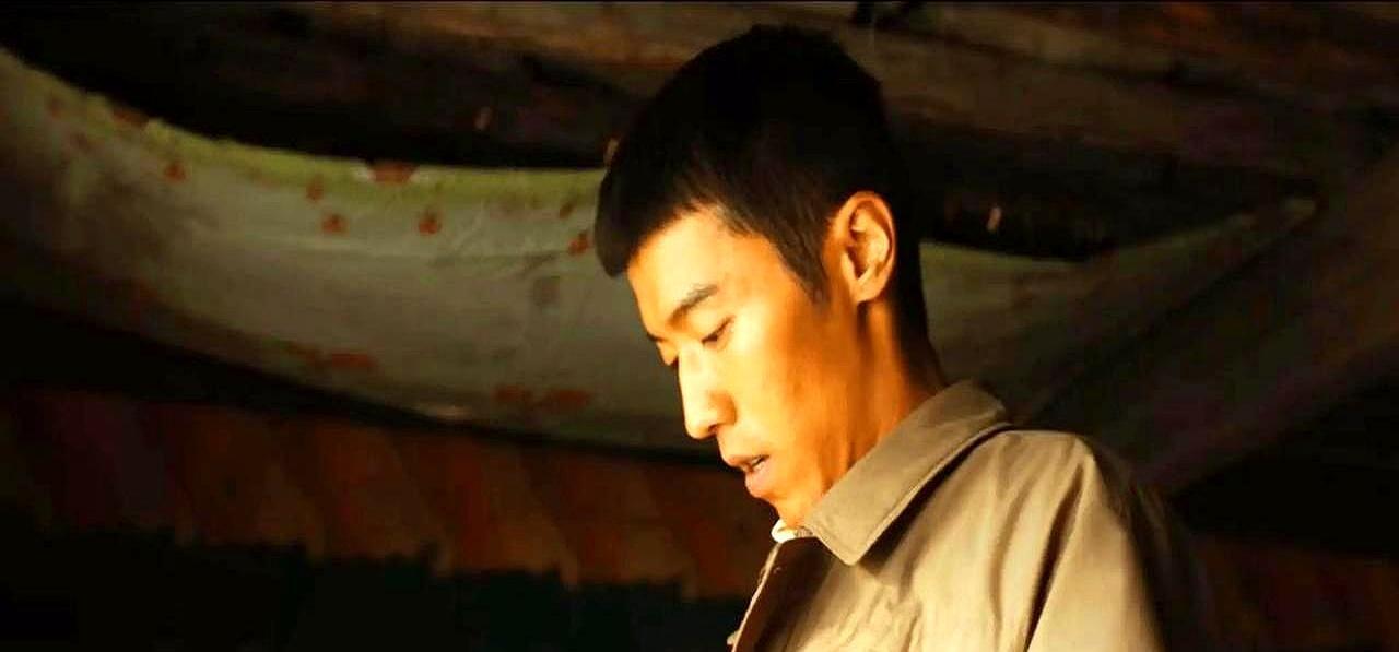 胡歌演的多杰，不是被盗猎者杀的。17年前他被县长林培生亲手埋尸。当时多杰重