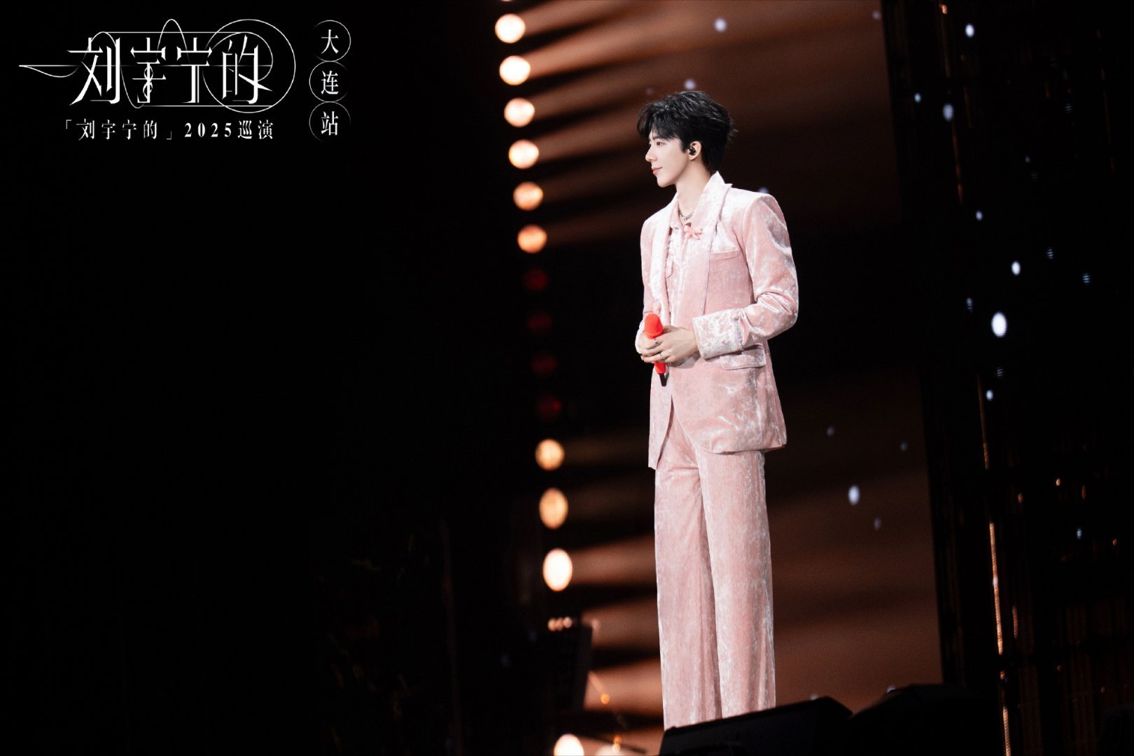 从街头唱到万人舞台，他用十年沉淀换来了无数神级现场；从跨界新人到实力戏骨，他用一