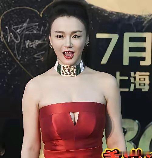 我发现冉莹颖有个很难改掉的问题：穿衣从来不看场合不论是赛事现场、公开活动还是日常