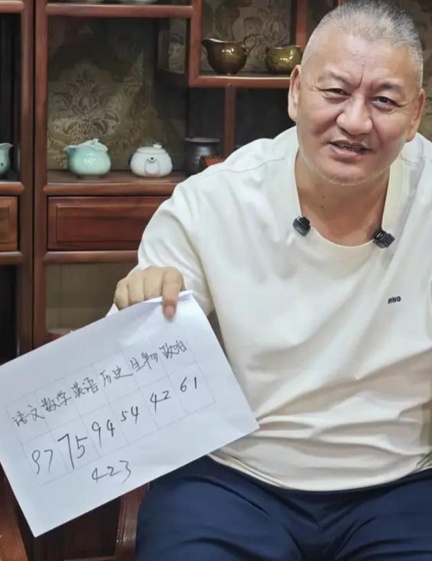 高考王"梁实终于不犟了！6月25号四川高考成绩正式放榜，连续参加了30次高考的