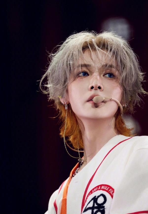 鹿晗这次真的是“一次主动”，换来“终身内向”！事件起因是8月31日，鹿晗南昌