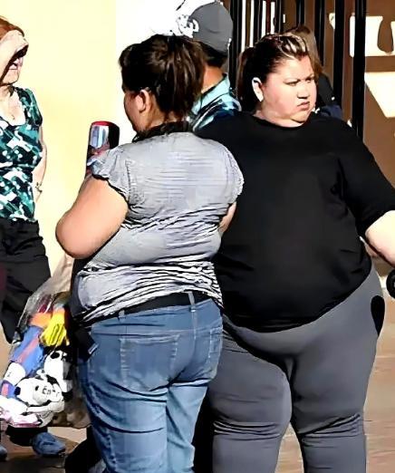 在美国，你要是看到一些体态肥胖、屁股大、满身是肉的人，放心那大概率是穷人；而看到