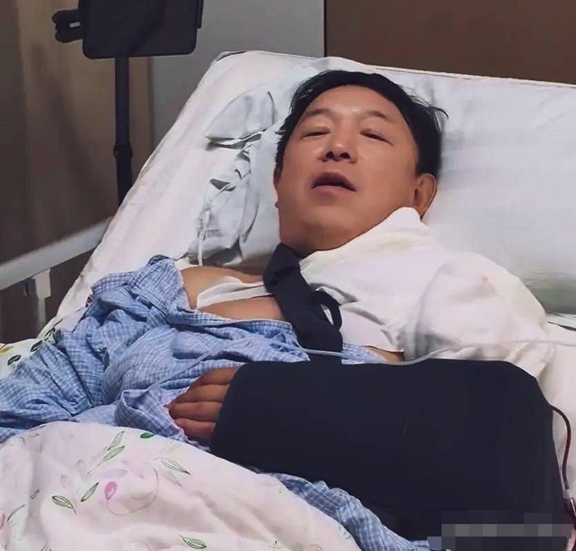 黄渤骑车摔伤，锁骨骨折，看来伤的不轻，看着像是做手术了，伤口包扎很严实，伤口引流