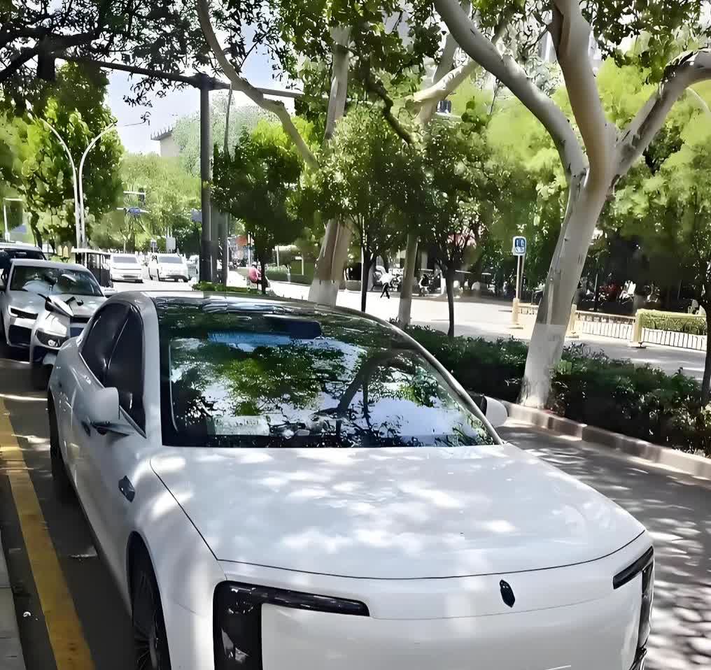 不装了，尊界s800放下高贵身价！  s800在和蔚来et9的竞争下，终于还是低