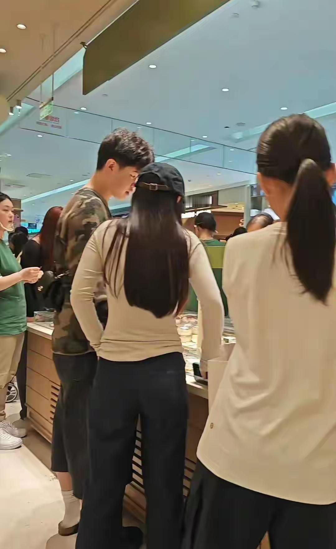 网友偶遇沙溢大儿子安吉陪女生逛街，全网都在夸他帮背香奈儿包绅士，我却被另一个细节