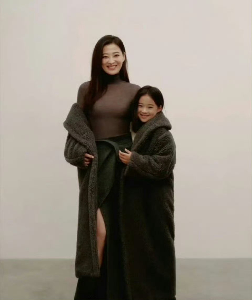 梅婷生了个小梅婷，眉眼有相似，但也不至于“小梅婷”这么夸张的形容啦​​​