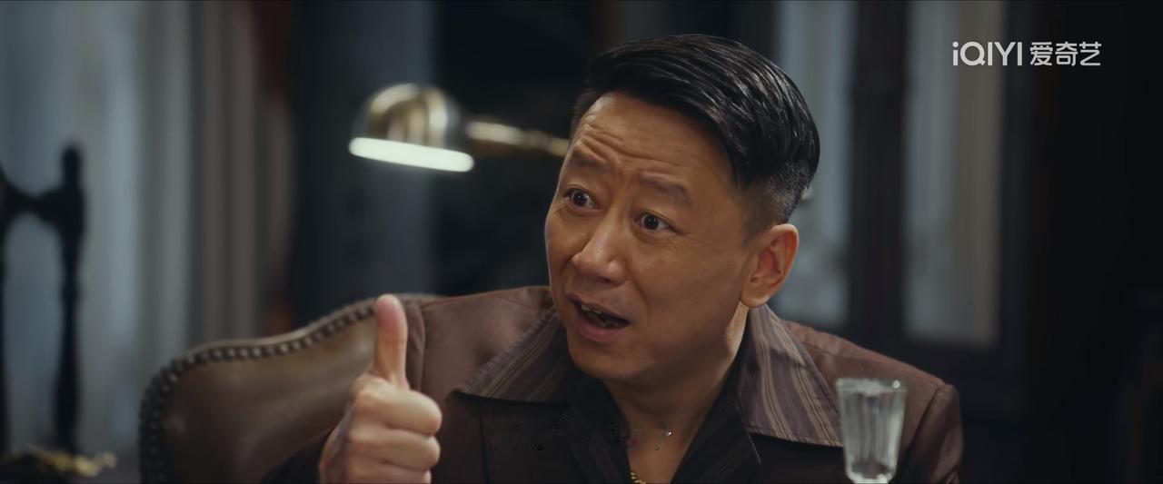 《风与潮》黄公杰坚持把四千万的粮食生意交给何贤。没想到，何贤不但没替他挣到钱，还