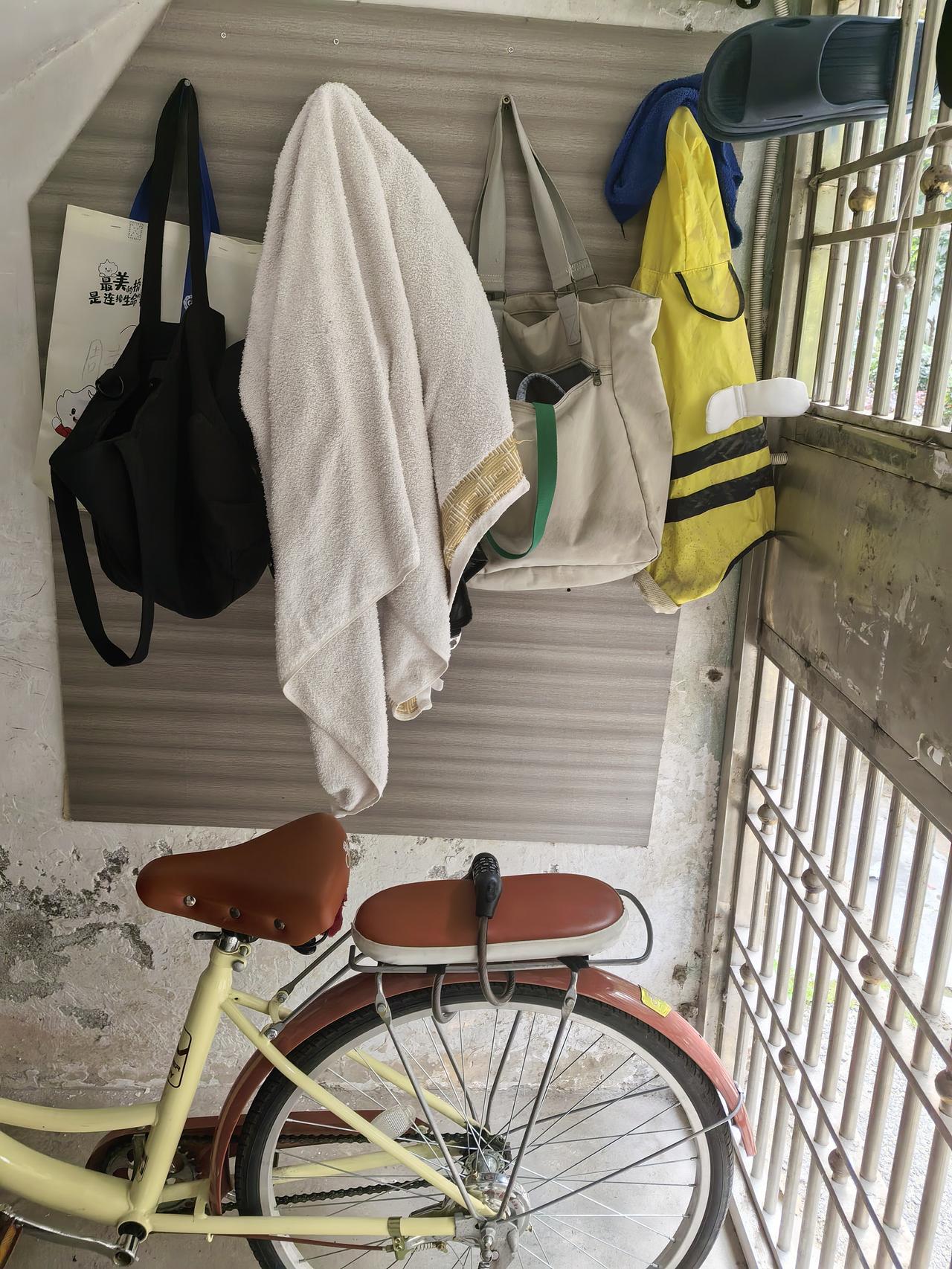 这里有个业主把一楼楼道那个小角落霸为己用，放自行车就算了，还放什么衣服鞋子雨伞雨