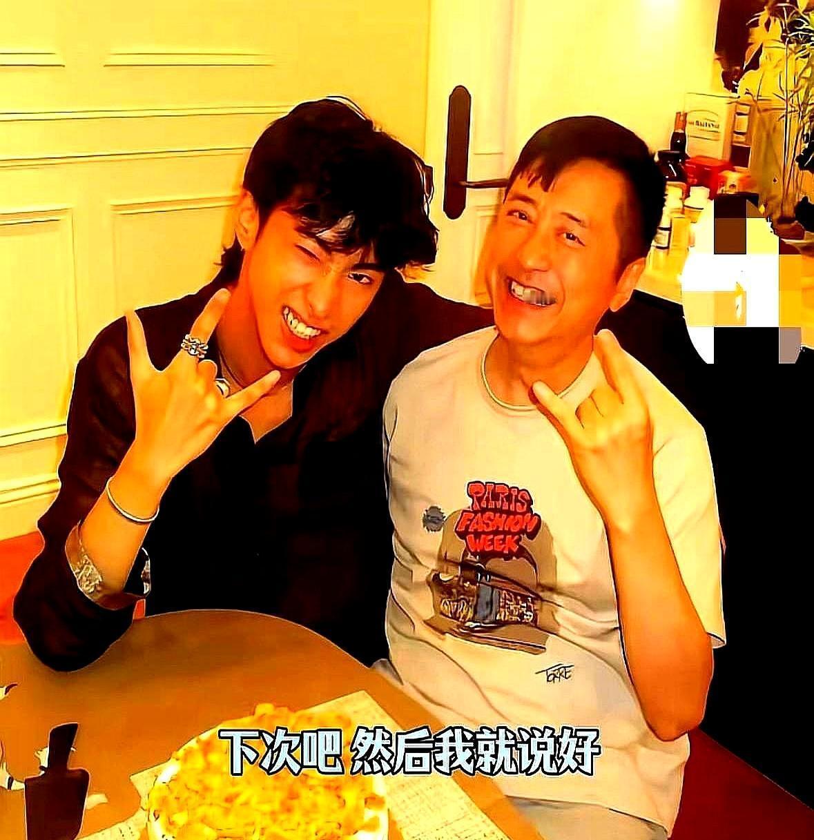 庾澄庆一条“已读不回”，差点戳伤儿子，幸好伊能静这个“前妻翻译官”出手了。小哈