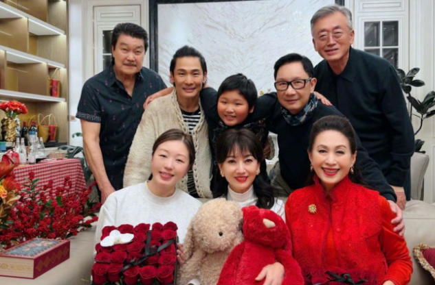 照片中的赵雅芝和老公黄锦燊的状态太好了赵雅芝身穿白色长袖T恤配黑丝及黑色短裙。