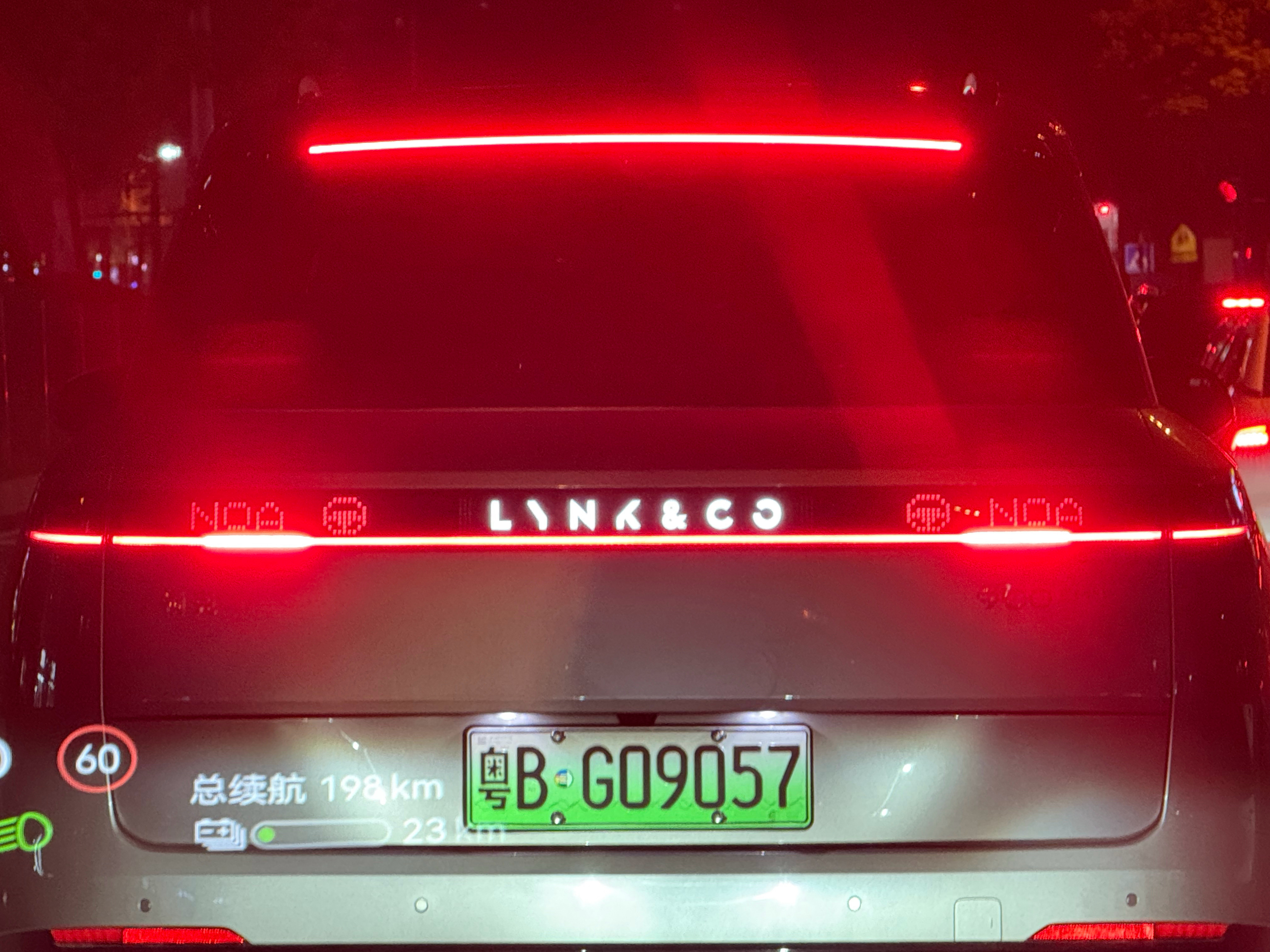 领克900除了车头的大灯外，尾部还有个像素灯，开启辅助驾驶后会直接显示NO