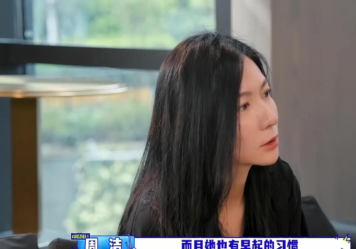 胡军李乃文干完两天助理，有人调侃回去得给自家助理加工资。把话揉碎了看，不是明星