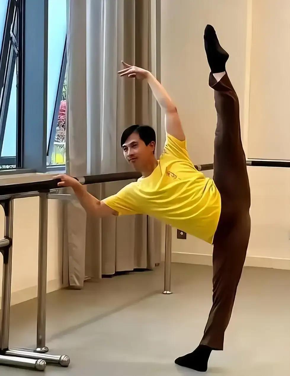 国宝级舞蹈家黄豆豆当年娶了演员妻子粟奕，生下一双高颜值儿女，风光无限。可最让网友