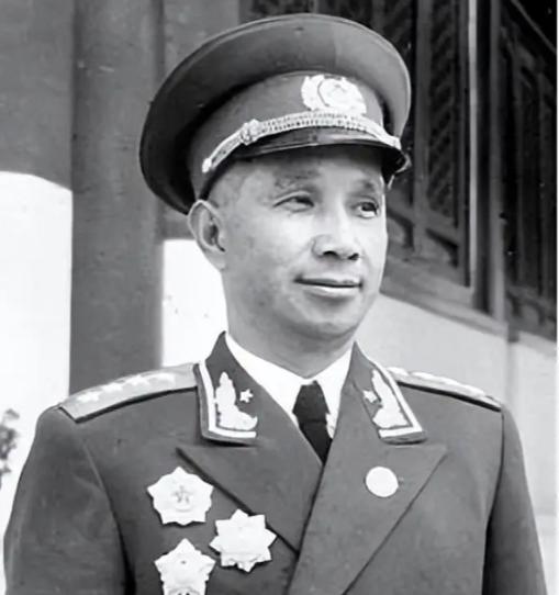 1948年济南战役后，粟裕歼敌十万，生擒王耀武。怒火攻心的蒋介石，对军统毛人凤下
