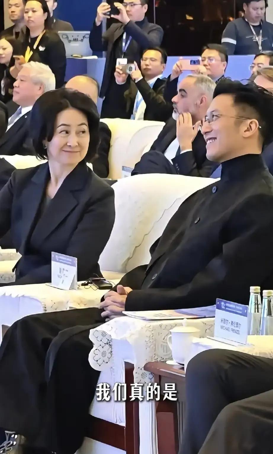 别再分析何超琼那个眼神了。你们全看错了。她不是在看一个明星，而是在评