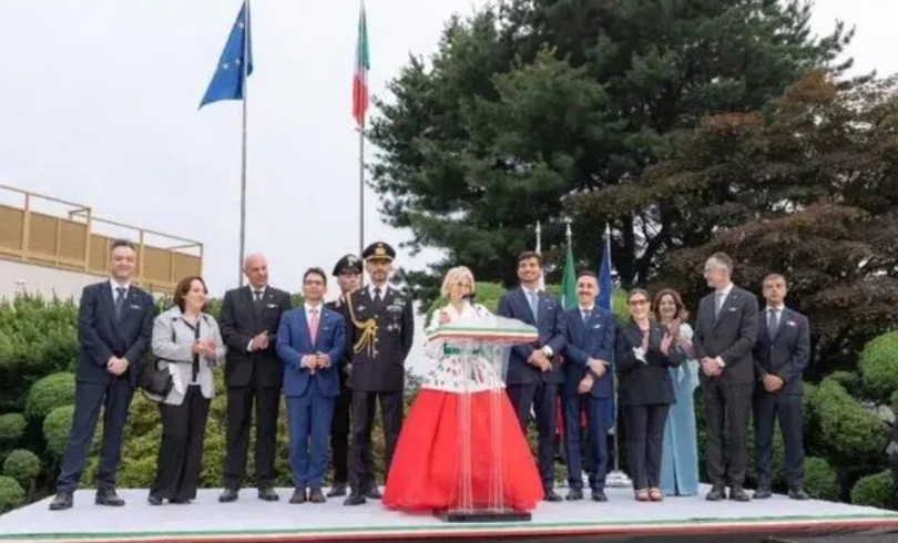 据日媒报道称，意大利驻韩国大使在意大利建国纪念日的纪念活动中穿着韩服，用韩语发表