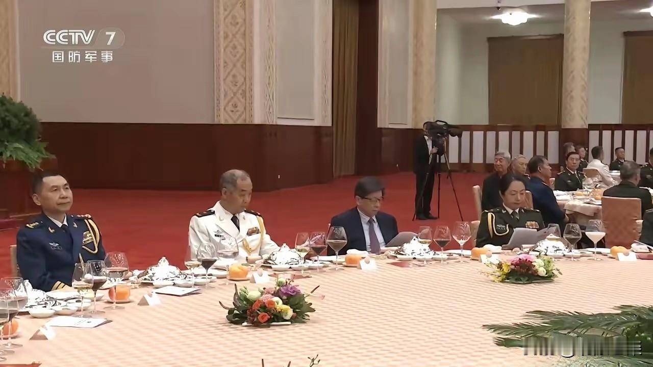 贺八一，敬英雄。央视新闻，我国电磁弹射之父马伟明院士参加了国防部组织