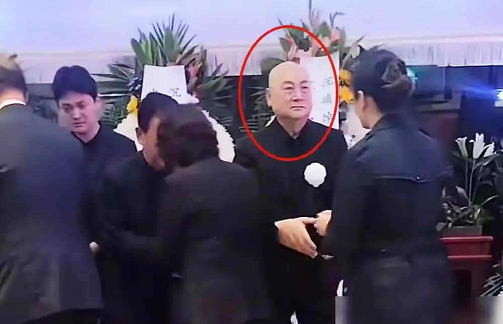 陈丽华离世，葬礼上赵勇把迟重瑞稳稳护在第一排C位，别以为这只是豪门的表面体面，这