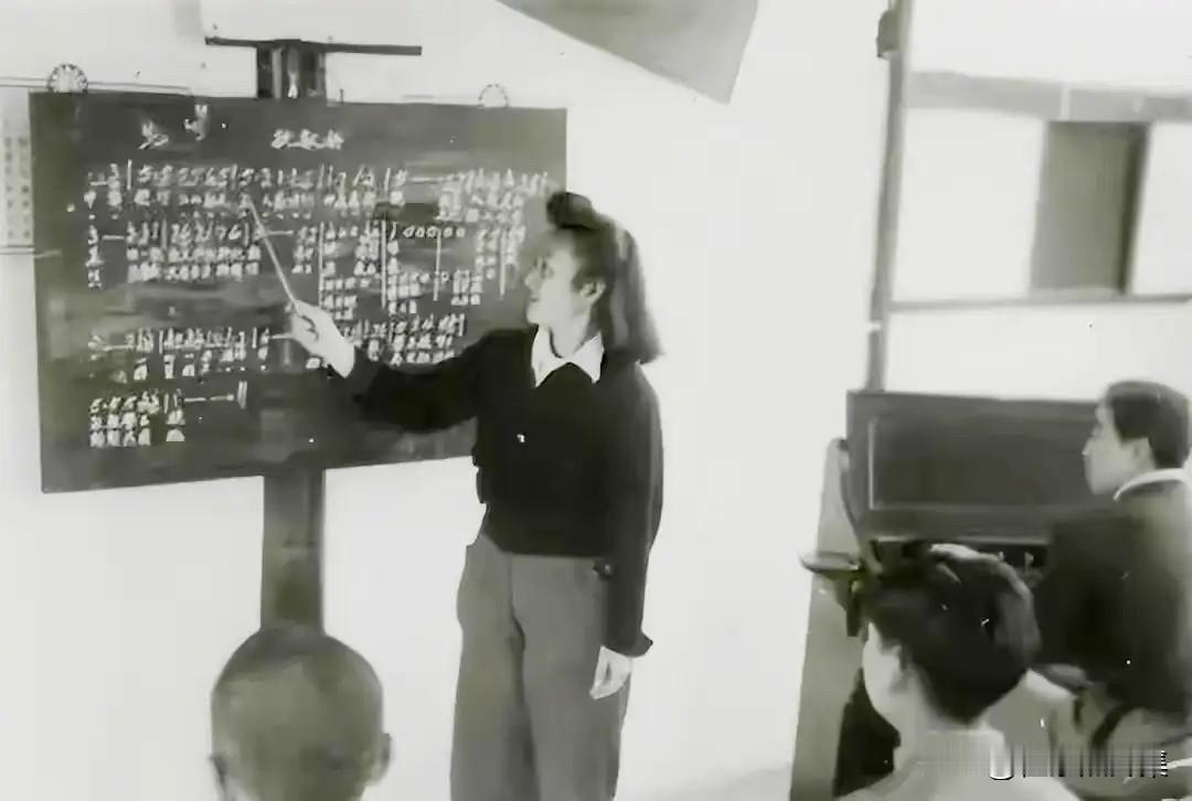 抗战时期，李佩（前，后来成为郭永怀的夫人）在西南联大为学生讲课时的照片，非常的珍