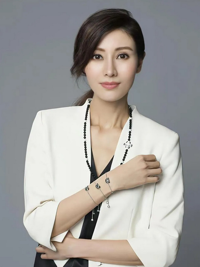 曾有主持人问王晶：“李嘉欣被称作‘最美港姐’，你觉得她长得算漂亮吗？”王晶直接