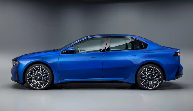 引入新世代设计风格全新宝马3系燃油版谍照曝光多种动力选择通过谍照来看，新车前脸