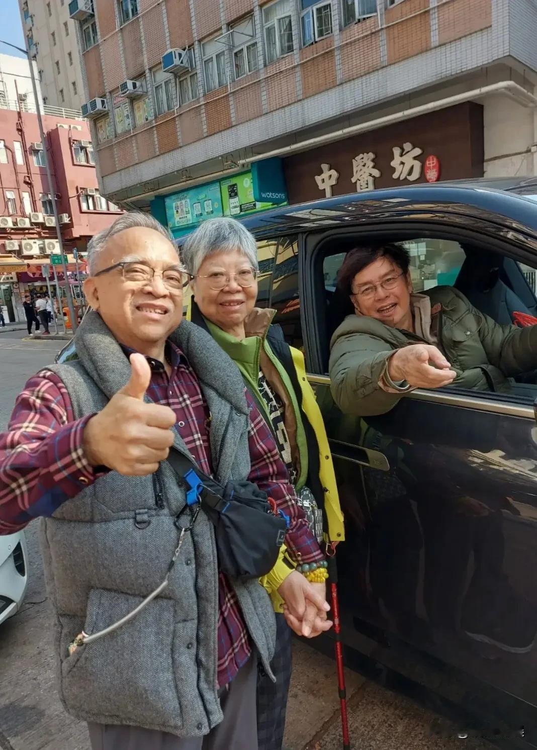 港星的松弛感真的好足啊，一点架子也没有！谭咏麟自己开车外出探望好友，送年礼，路