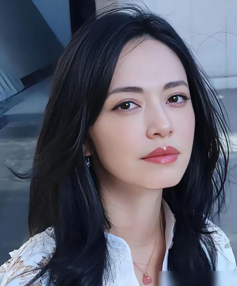 姚晨一手麻辣烫，一手挤地铁，就想抹掉当年“恶之花”的旧账？想当年，8000