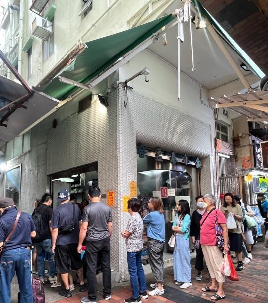 🇭🇰来个香港人出来解释下。。。。。怎么这么多人排队吃啊……