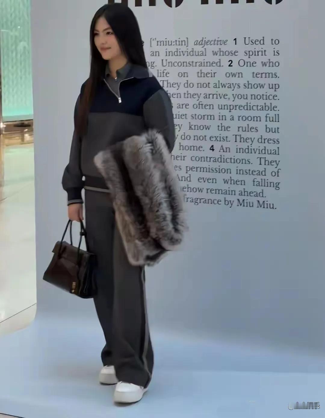 近日，16岁的王诗龄现身上海某活动，一袭精致造型引发热议。她身着高定礼服，妆容成