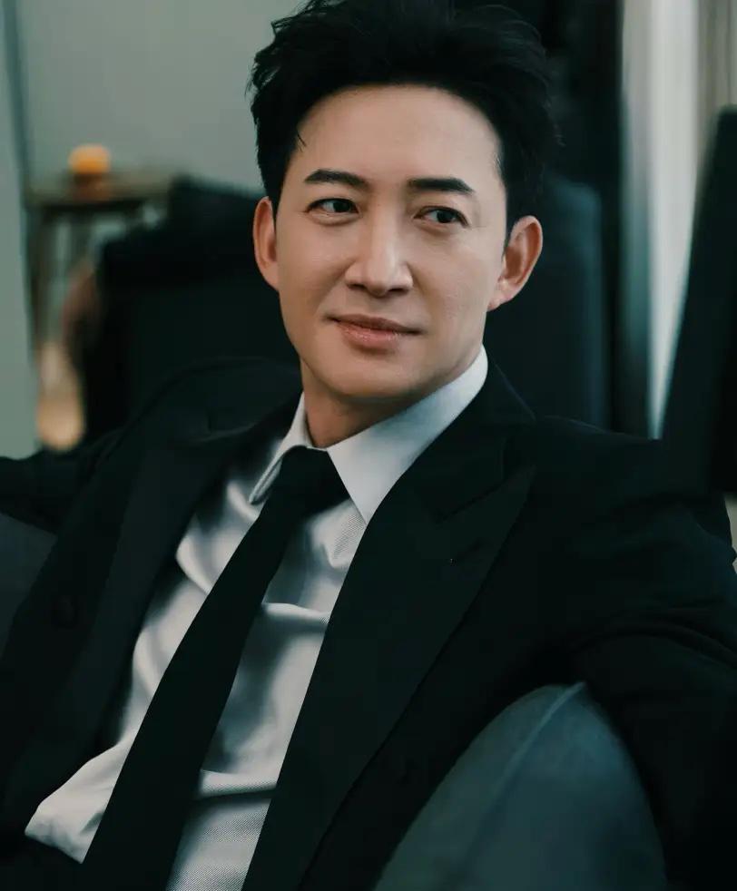 别再心疼王阳了。那场杀青宴上的羞辱，根本不是霸凌，而是这个圈子最残酷的成人礼。