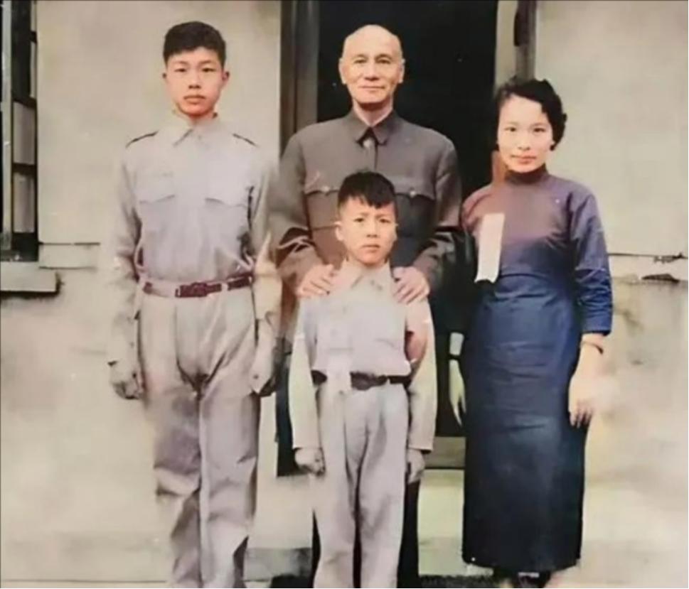 1953年，蒋介石得知戴笠的儿子戴藏宜被枪毙，当即命令毛人凤把戴的后人接到台湾。