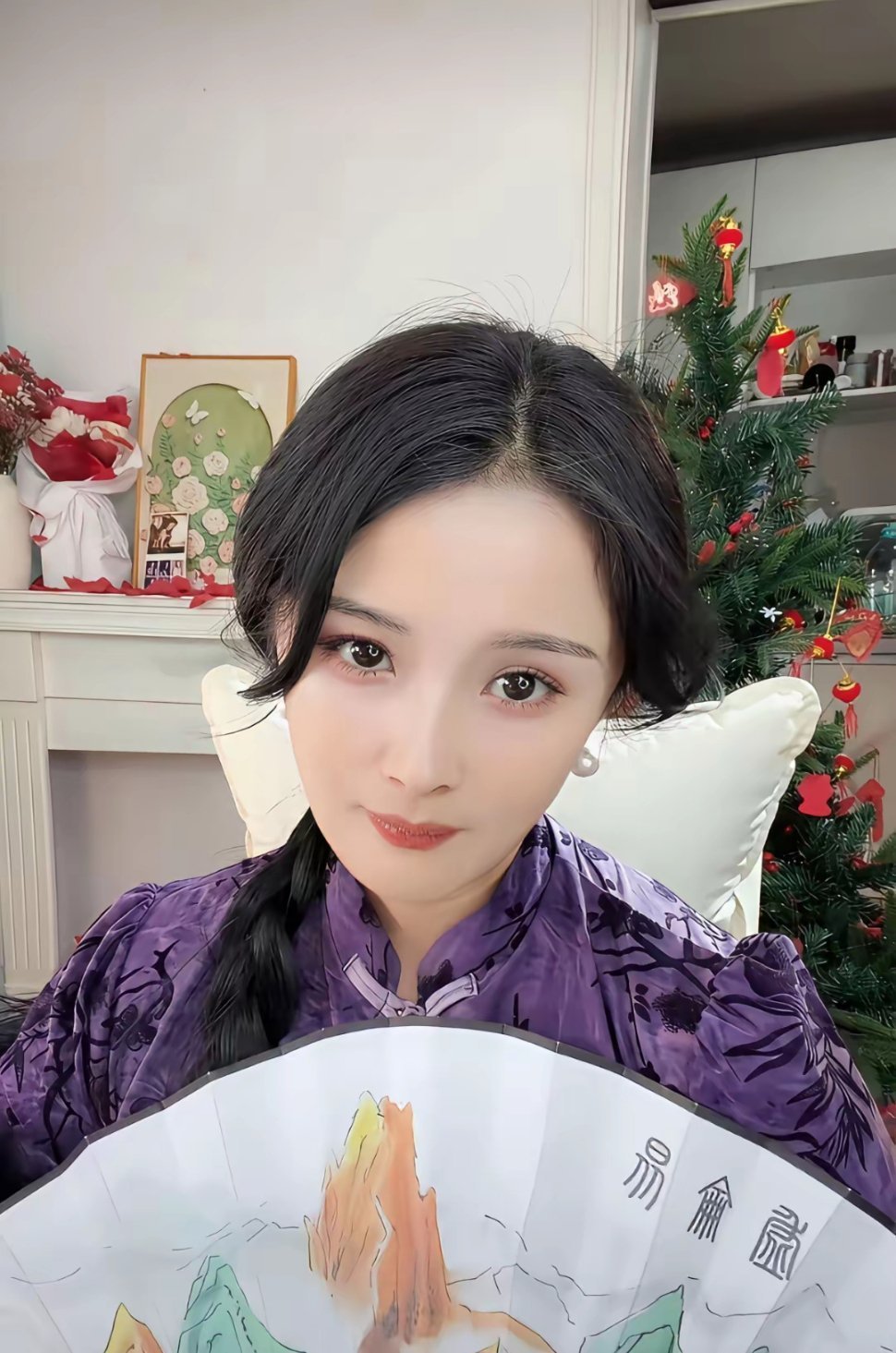 一位网红因为撞脸杨幂，开直播两个月就收入三百万。不仅长相极为相似，声音更是以假乱