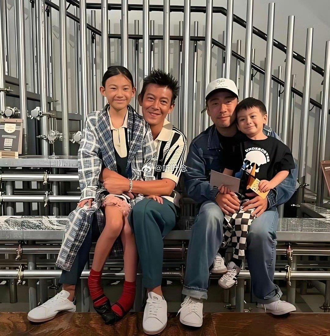 陈冠希的女儿长大了，越来越像爸爸了。陈冠希以为碰到一群迷妹