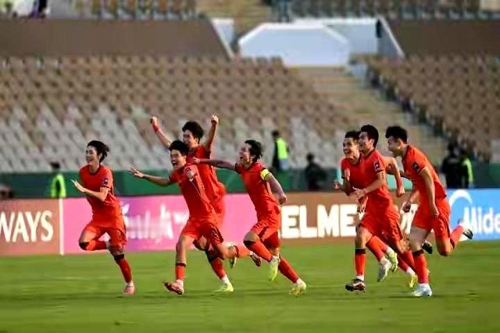 赛前越南球迷嗓子喊破：3比0，稳吃中国。媒体跟着起哄，说咱们只会蹲坑桶，进球比登