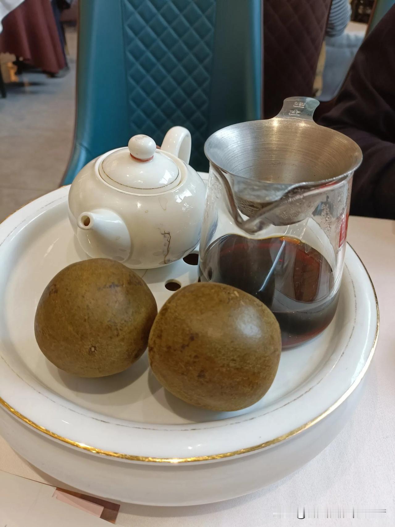 来广州旅游，上午10点当地人还在喝早茶。开始觉得他们无所事事，是不是所有人都