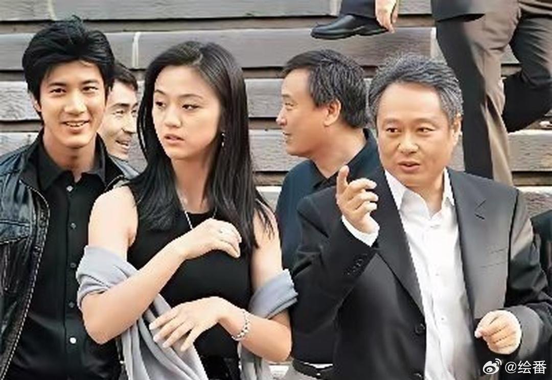 汤唯大学时‏‎的旧照一曝光‌，瞬‎‍间就‌﻿‌懂了——当﻿年李‎‍安、梁朝伟挑中