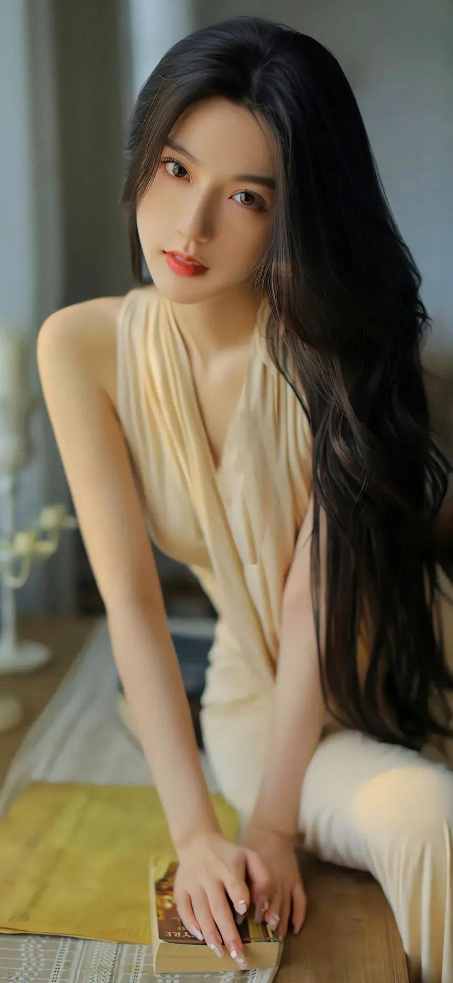 笑话：新来的员工第一天上班，人事经理过来看到她的工位上没有水杯，就热心的提醒，你