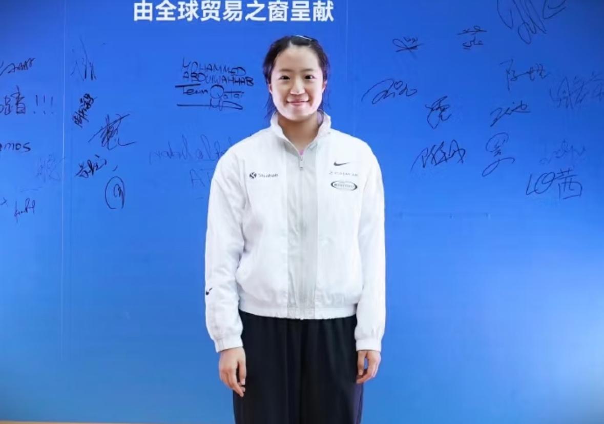 海口亚洲杯欢迎晚宴上的申裕斌杜凯琹和张本智和兄妹！2月3日，海口亚洲杯抽签仪