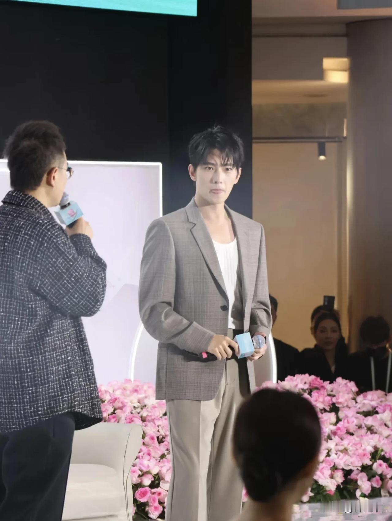 杨洋爆火的早，代言过的品牌有一百多个，可以说，内娱男明星至今无人能及的。而这