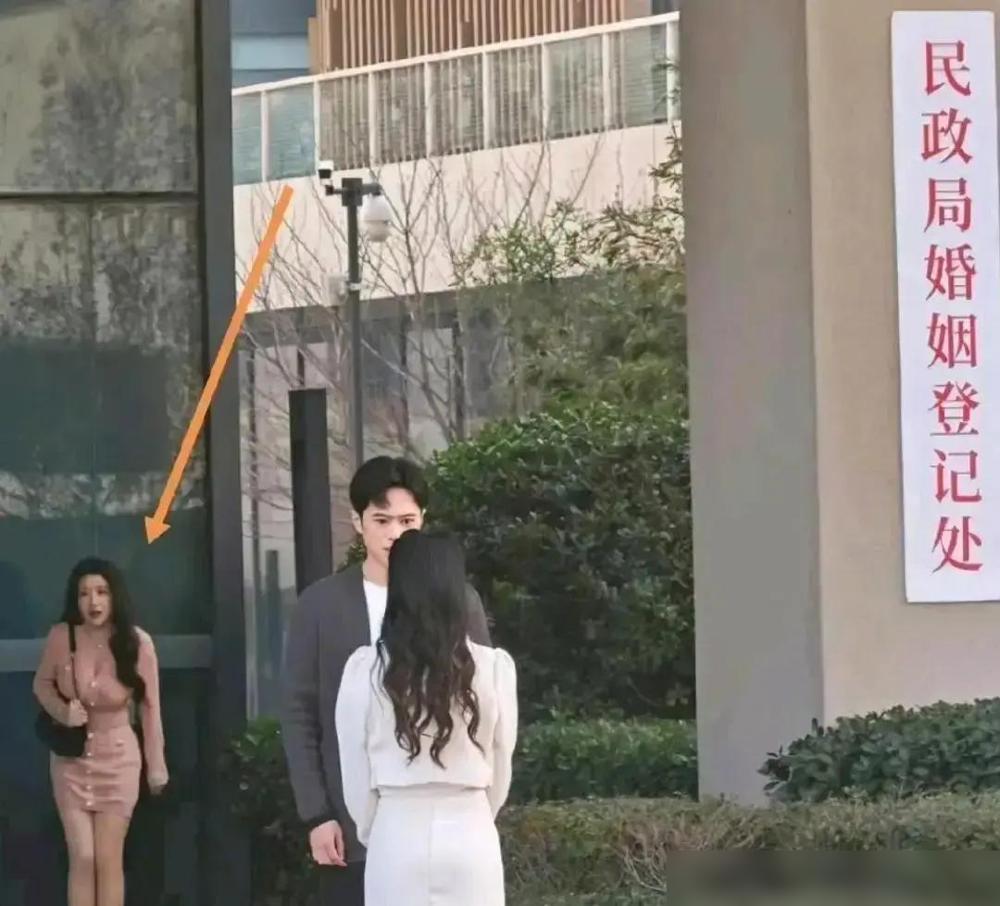 演员一个喷嚏，剧组蒸发10万。横店今年冬天，彻底不玩“谁更能扛”的野蛮游戏了。