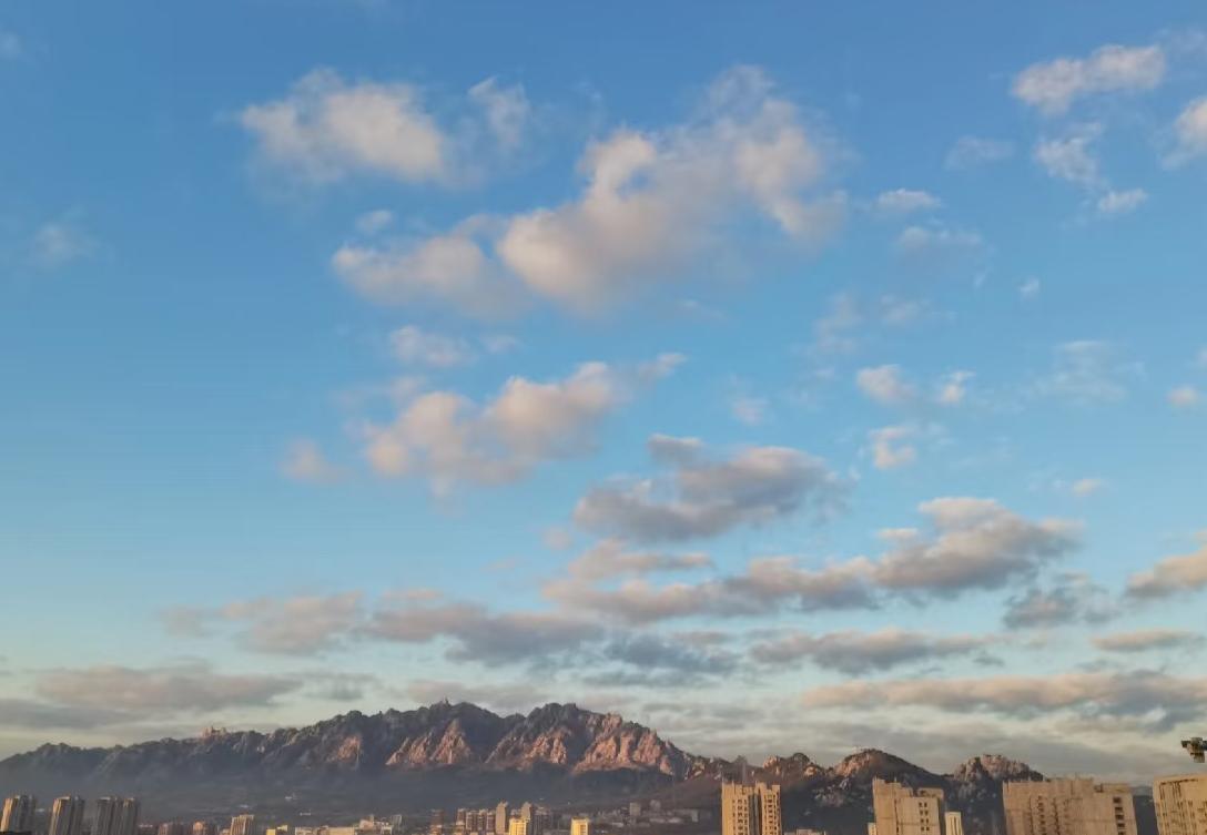 人死以后就没有痕迹了走过楼下的单元门时，我还是下意识地看了一眼那个熟悉的信报