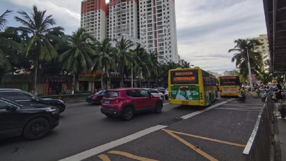 到海南养老,买房好还是租房好?大家发现没有，最近在海口龙昆南的房产中介门口，贴