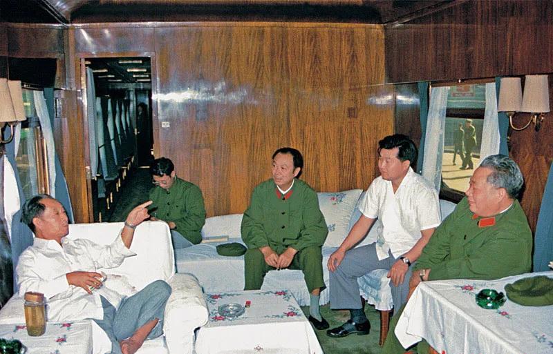 1984年8月，胡同志在火车上听取汇报沈阳经济情况。右一为沈阳军区政委刘振华，右
