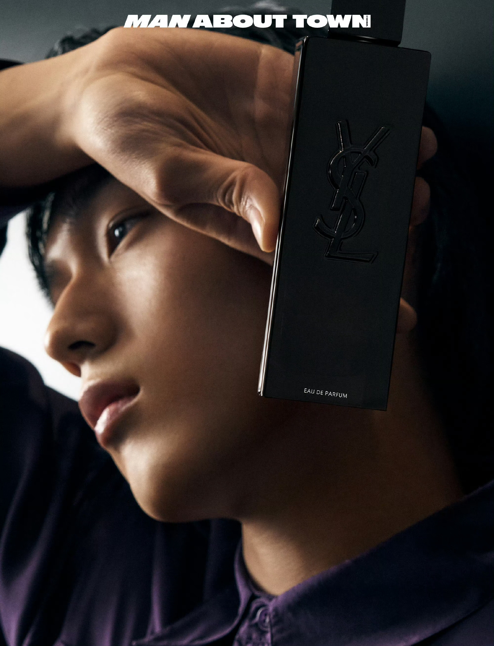 着装完毕，镜前停驻。摄影：FENGDU化妆：谈梦娜模特：YiyanYang、靖