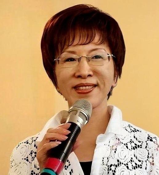 国民党高层云集的记者会上，郑丽文突然一句：“要查洪秀柱，就先翻绿营旧账。”空气瞬