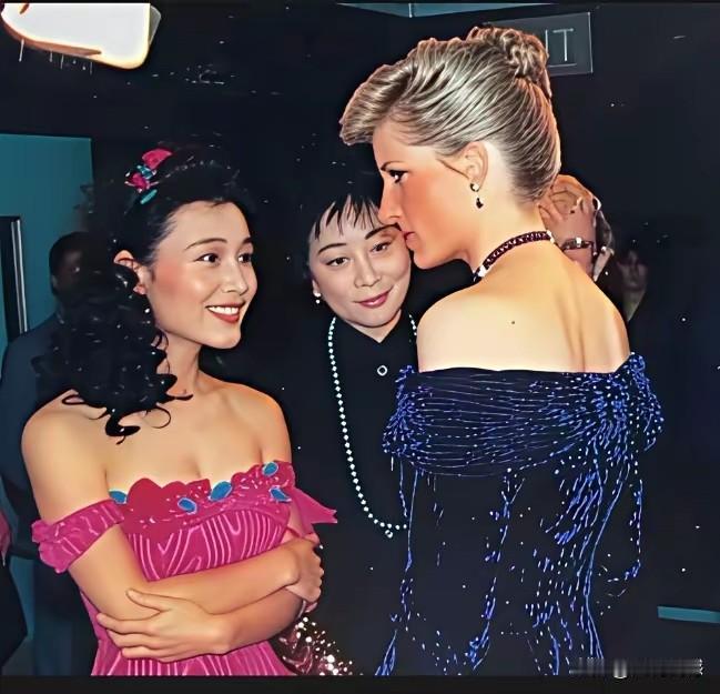 这个华裔面孔的女子，在见到戴安娜王妃的那一刻，整个人乐乐呵呵，非常的激动，也许是