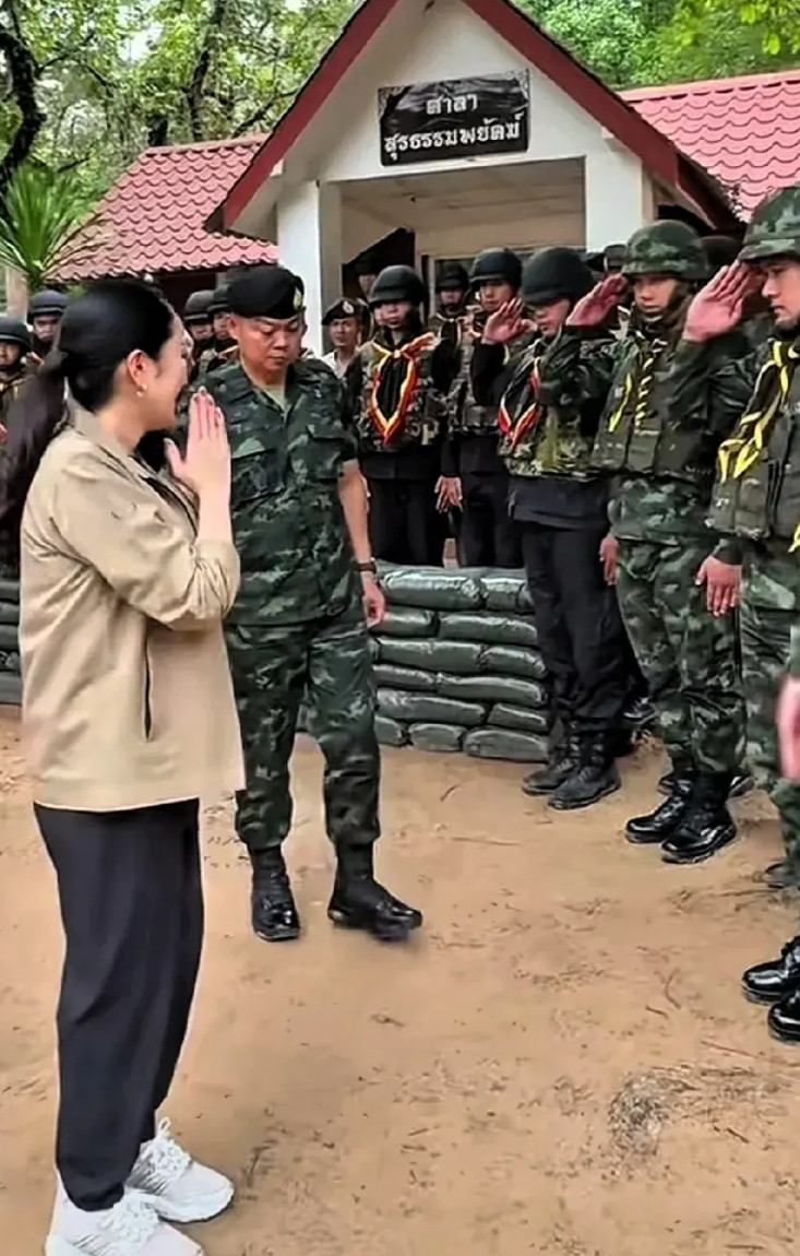泰国和柬埔寨冲突。佩通坦视察军队，士兵们很识趣地给她敬礼，她煞有介事地向军官们询