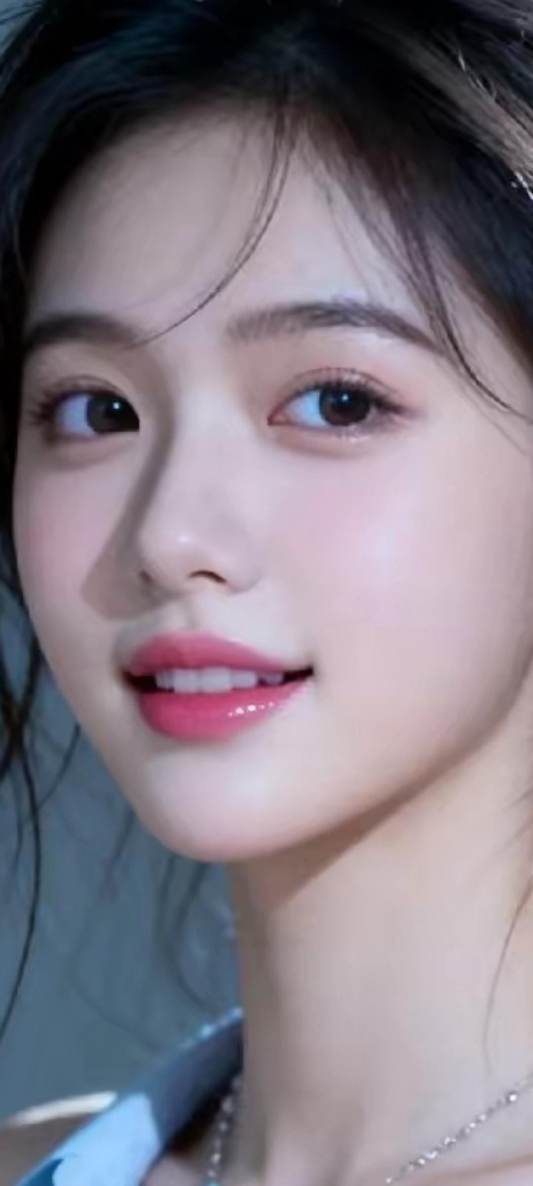 温柔甜美的少女，微笑中透着自信与魅力。